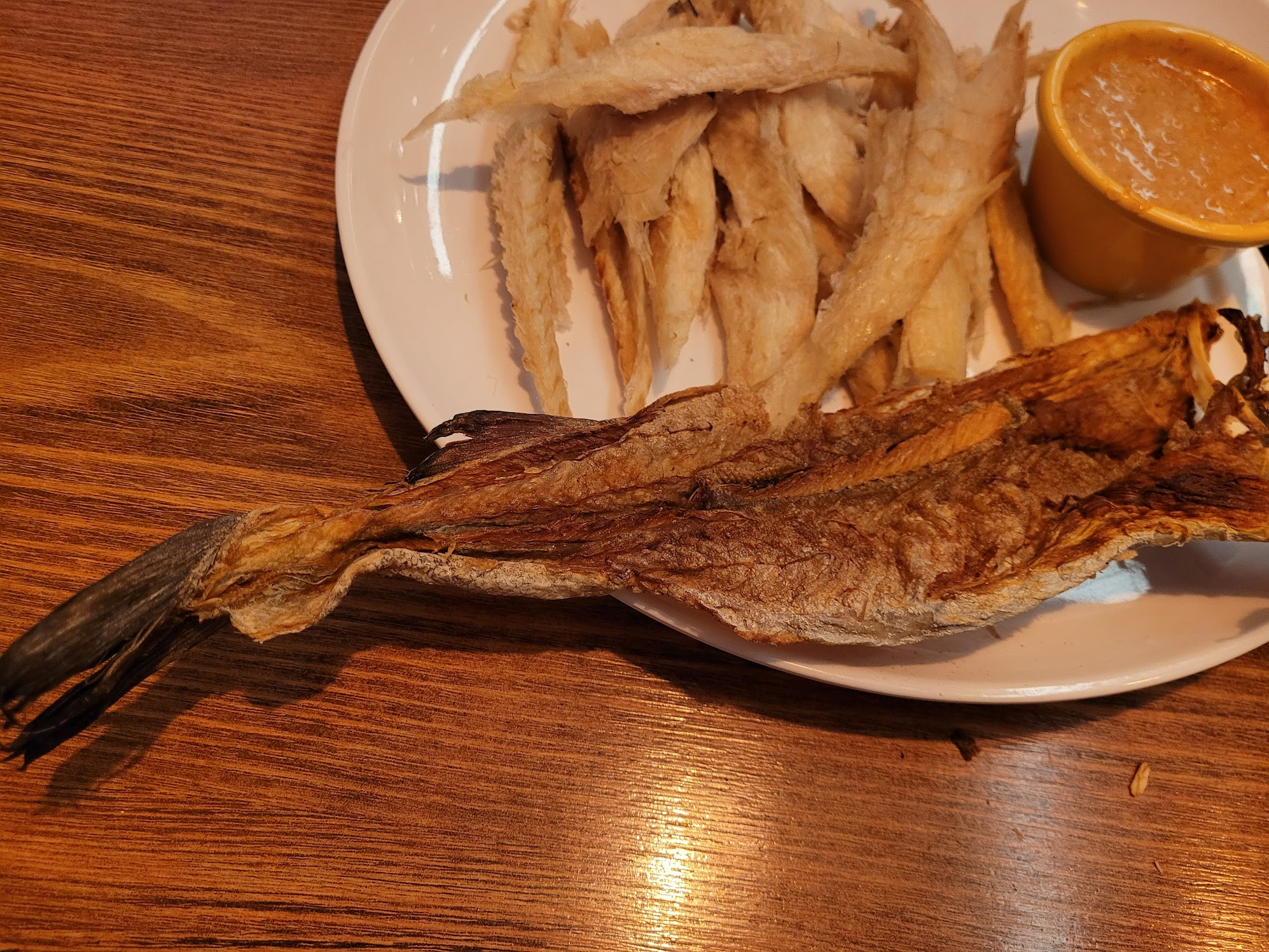 통 황태, 황태채, 양념장, 나무 식탁 위 음식