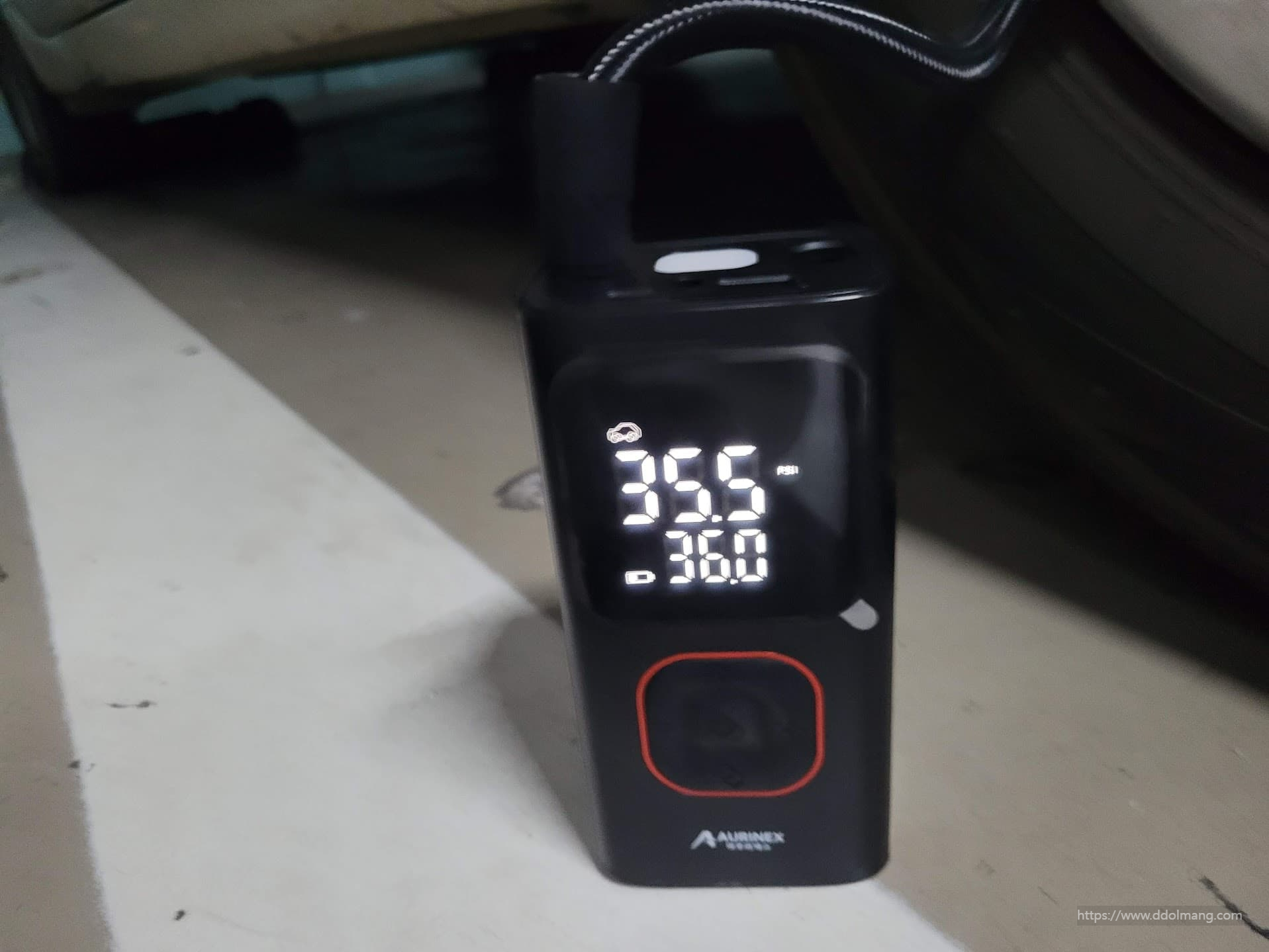 휴대용 타이어 공기주입기, 35.5 PSI 현재 공기압, 36.0 PSI 목표.