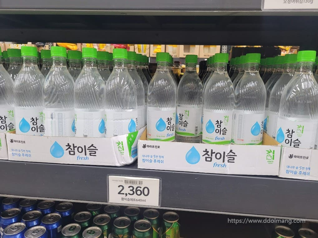 참이슬 후레쉬 소주병, 녹색 뚜껑, 매장 선반 진열