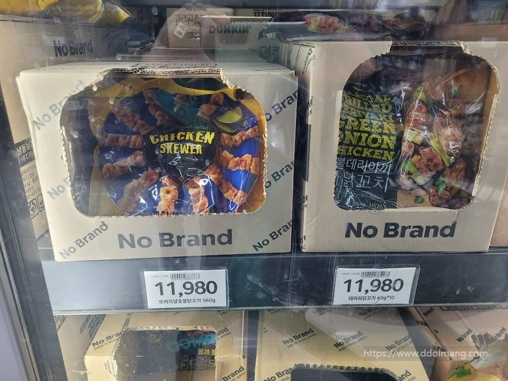 노브랜드 치킨 꼬치, 데리야끼 파닭 꼬치 냉동식품 진열.