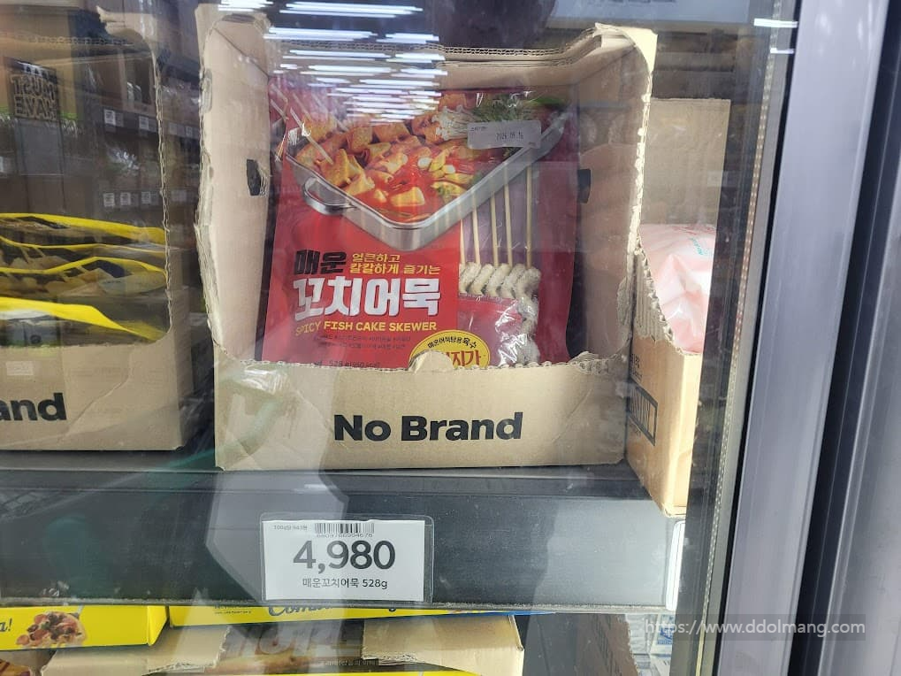 노브랜드 매운 꼬치어묵 제품. 빨간 포장, 꼬치어묵, 가격표 냉장 진열.