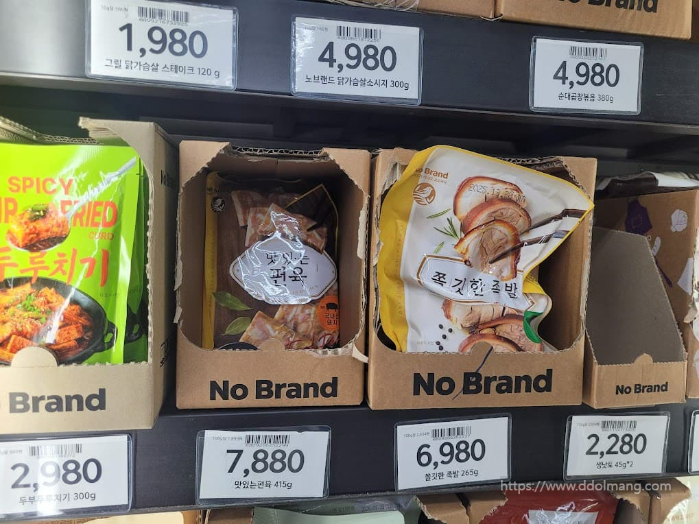 슈퍼마켓 선반, 노브랜드 족발, 편육, 간편식 제품 가격표.