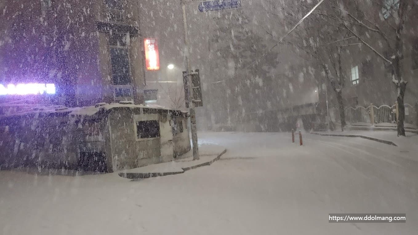 폭설 내리는 밤거리, 눈 덮인 도로 건물, 가로등 불빛