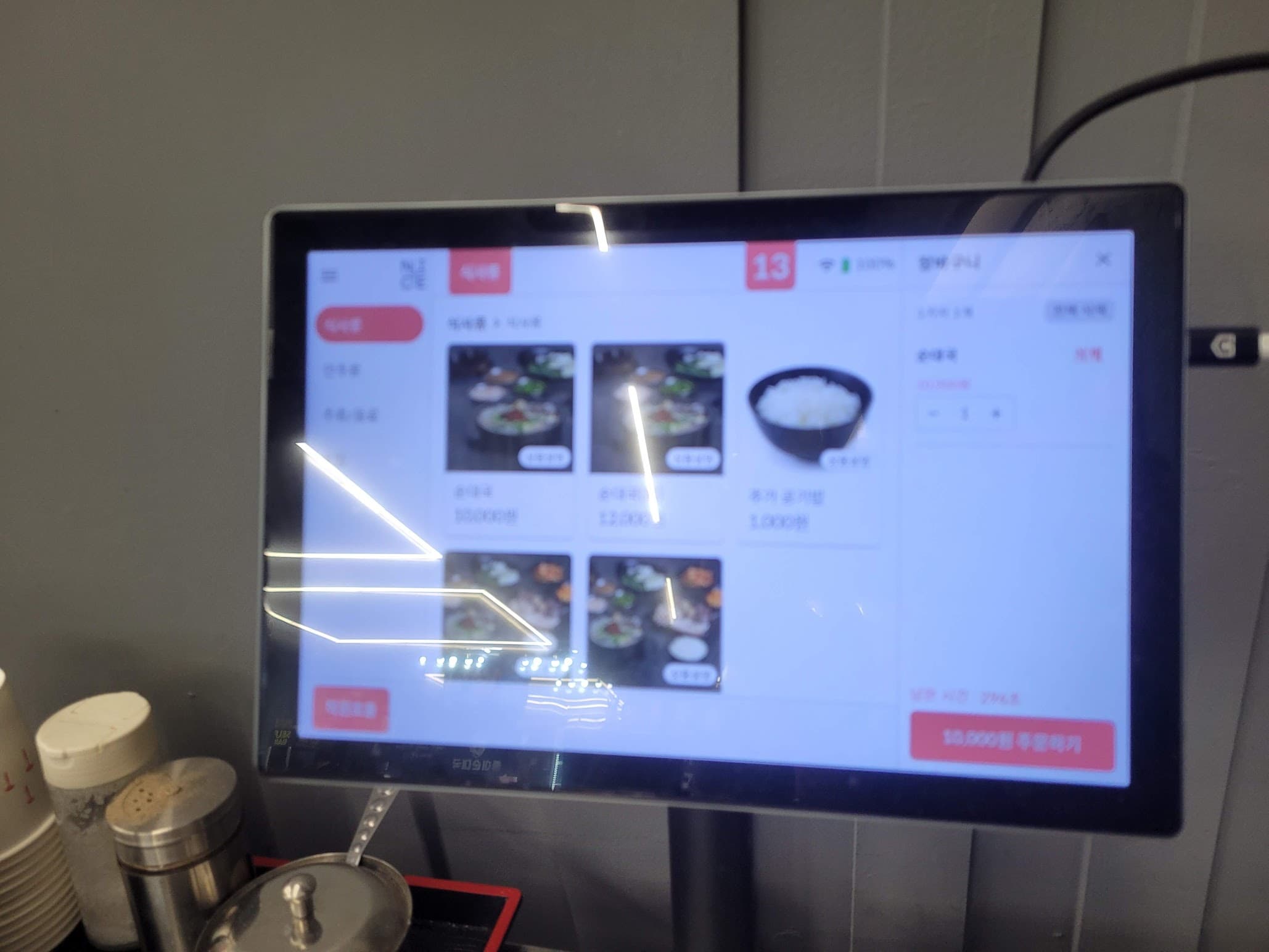 식당 주문 키오스크 화면, 다양한 음식 메뉴와 가격.
