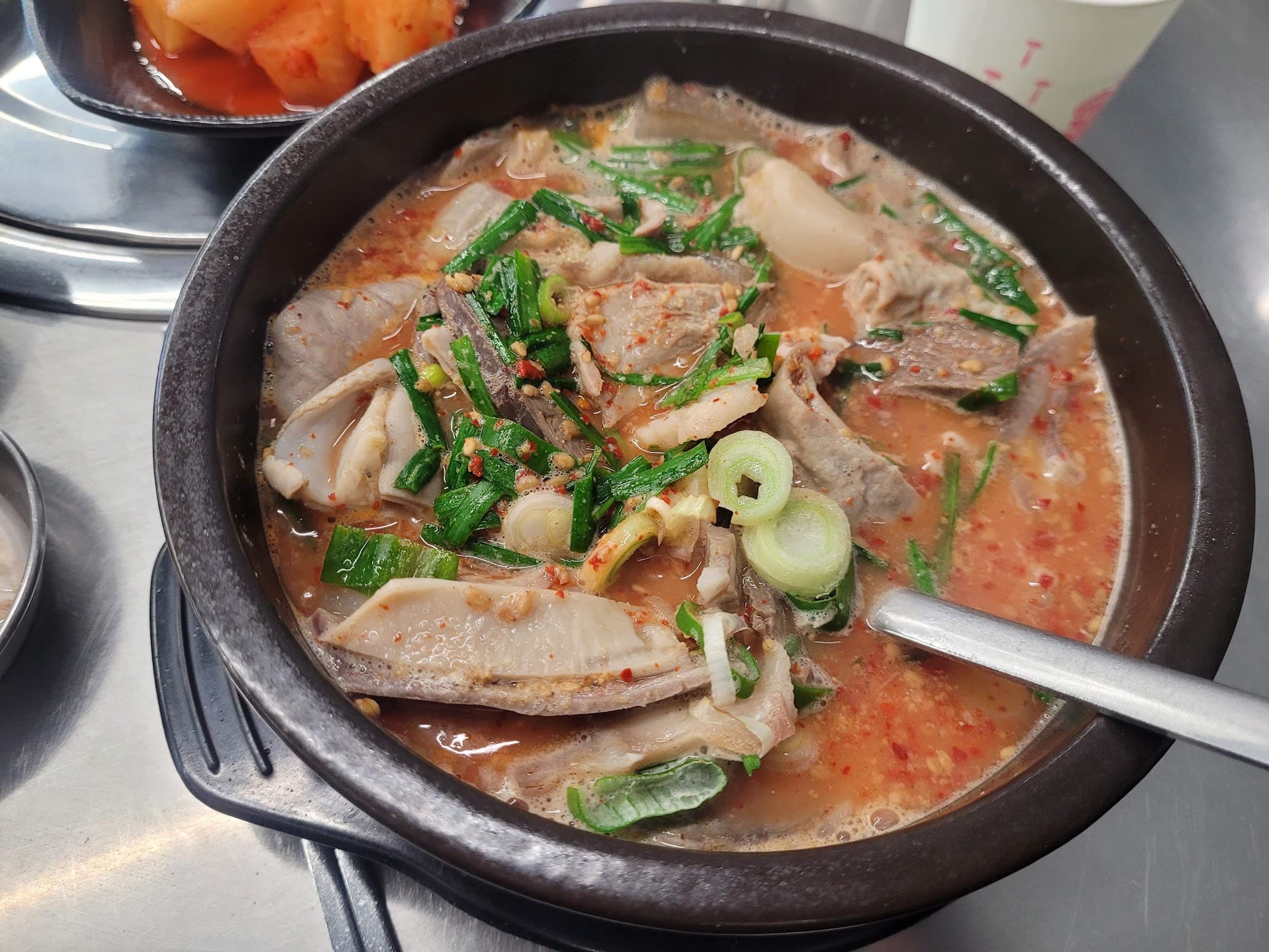 뚝배기 얼큰한 내장탕, 큼지막한 내장과 푸른 파 고명