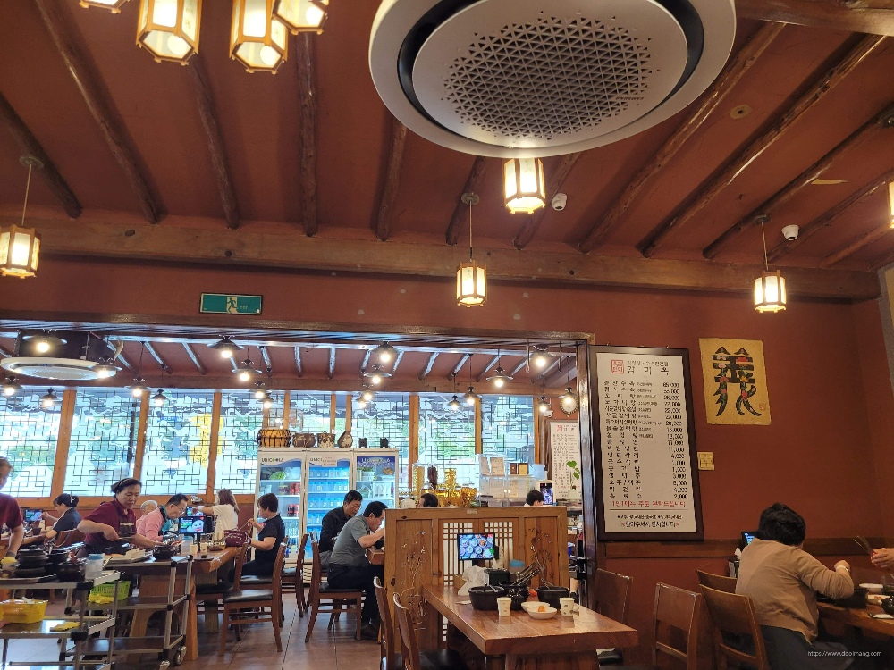 목재 천장 전통 식당, 식사 중 테이블, 한옥 등불, 메뉴판