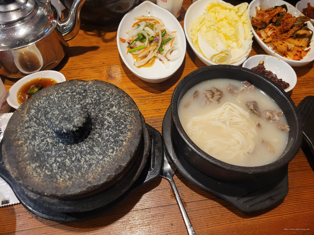 뜨거운 설렁탕 소면 고기, 돌솥, 김치 반찬 한상차림
