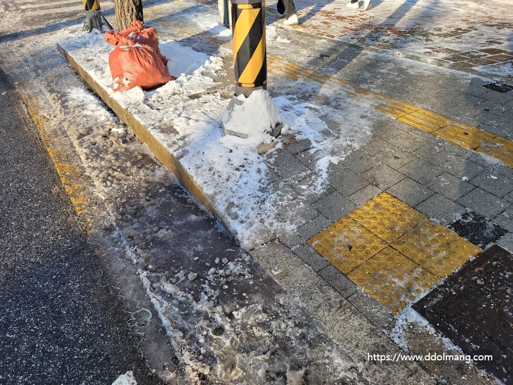 겨울 도시 보도, 눈 얼음 덮인 빙판길, 노란 점자블록
