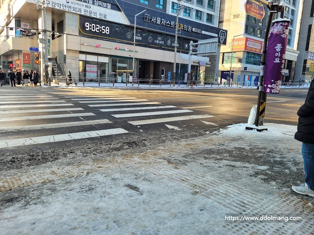 겨울 아침 도시 교차로, 빙판길 횡단보도, 주변 건물