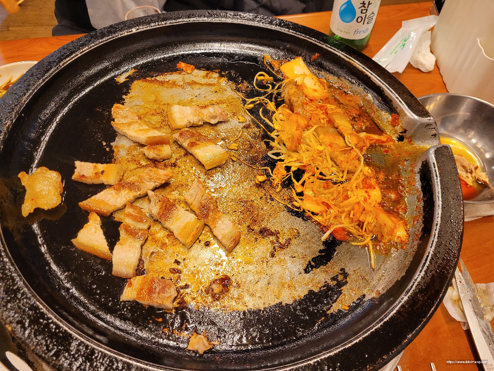 불판 위 구운 삼겹살, 매운 콩나물 김치, 참이슬 소주