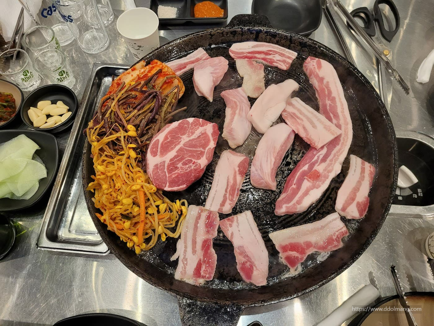 생 삼겹살, 목살, 김치, 콩나물, 고사리 불판 구이