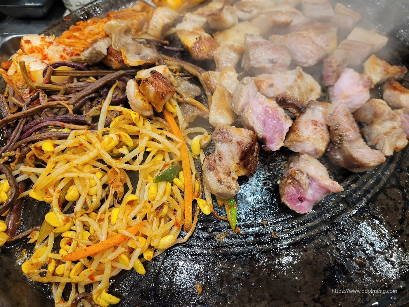 지글지글 삼겹살, 김치, 콩나물, 나물 모듬 돌판 구이