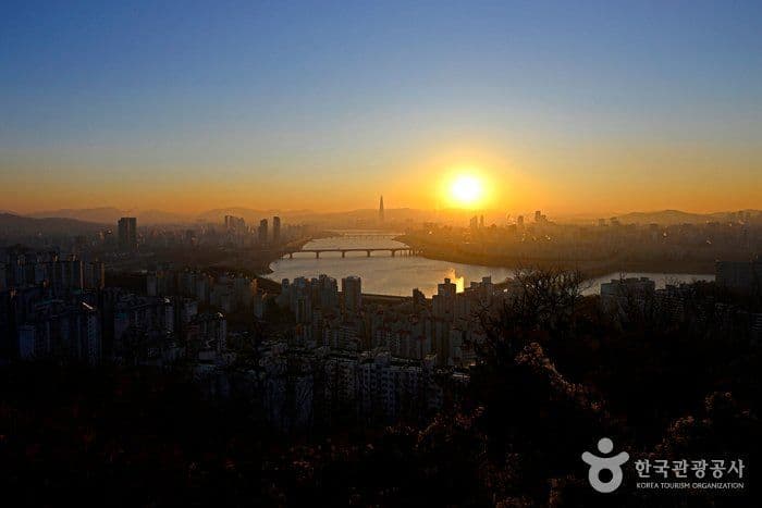 서울 한강 도시 풍경, 석양에 물든 고층 빌딩과 다리