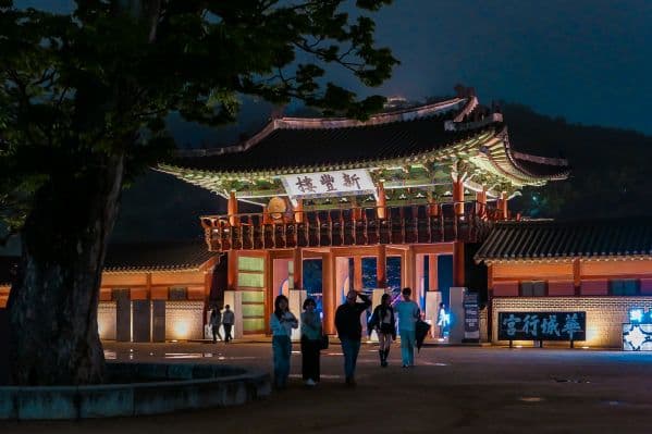 야간 조명 밝힌 화성행궁 신풍루, 웅장한 전통 건축물