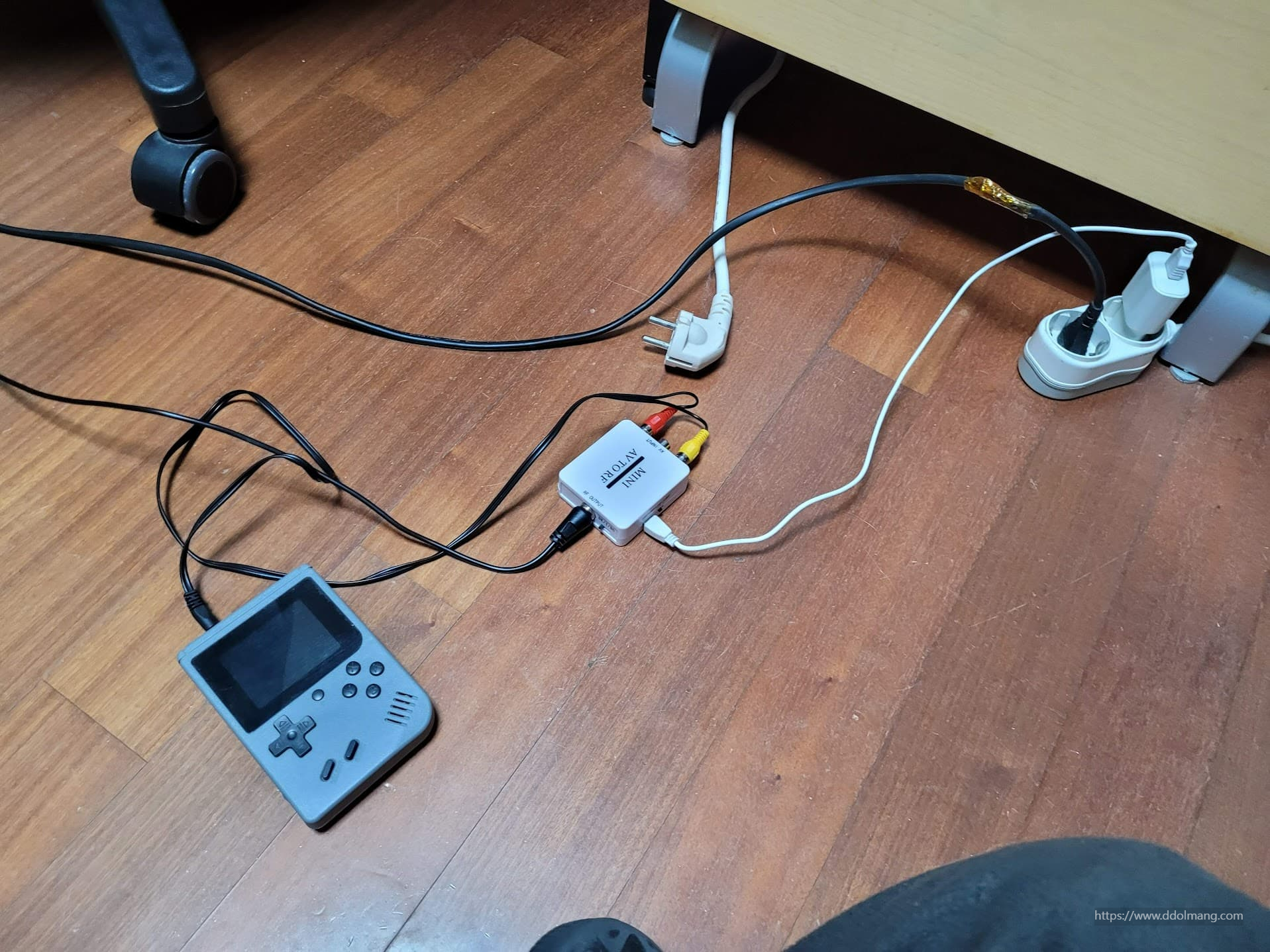 회색 휴대용 게임기, AV RF 변환기, 복잡한 전선