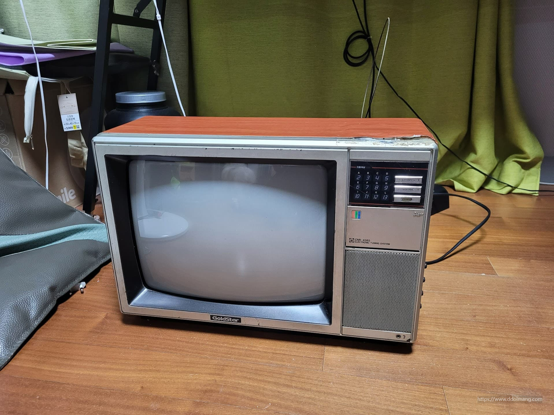 오래된 GoldStar CRT 텔레비전, 나무 상단, 채널 버튼, 나무 바닥에 놓여있음