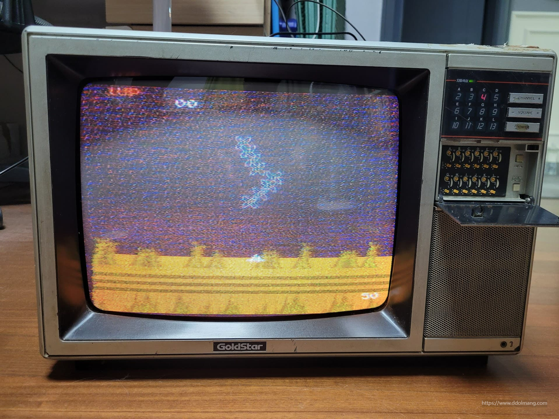 빈티지 금성 CRT 텔레비전, 픽셀 게임 실행, 아날로그 제어판