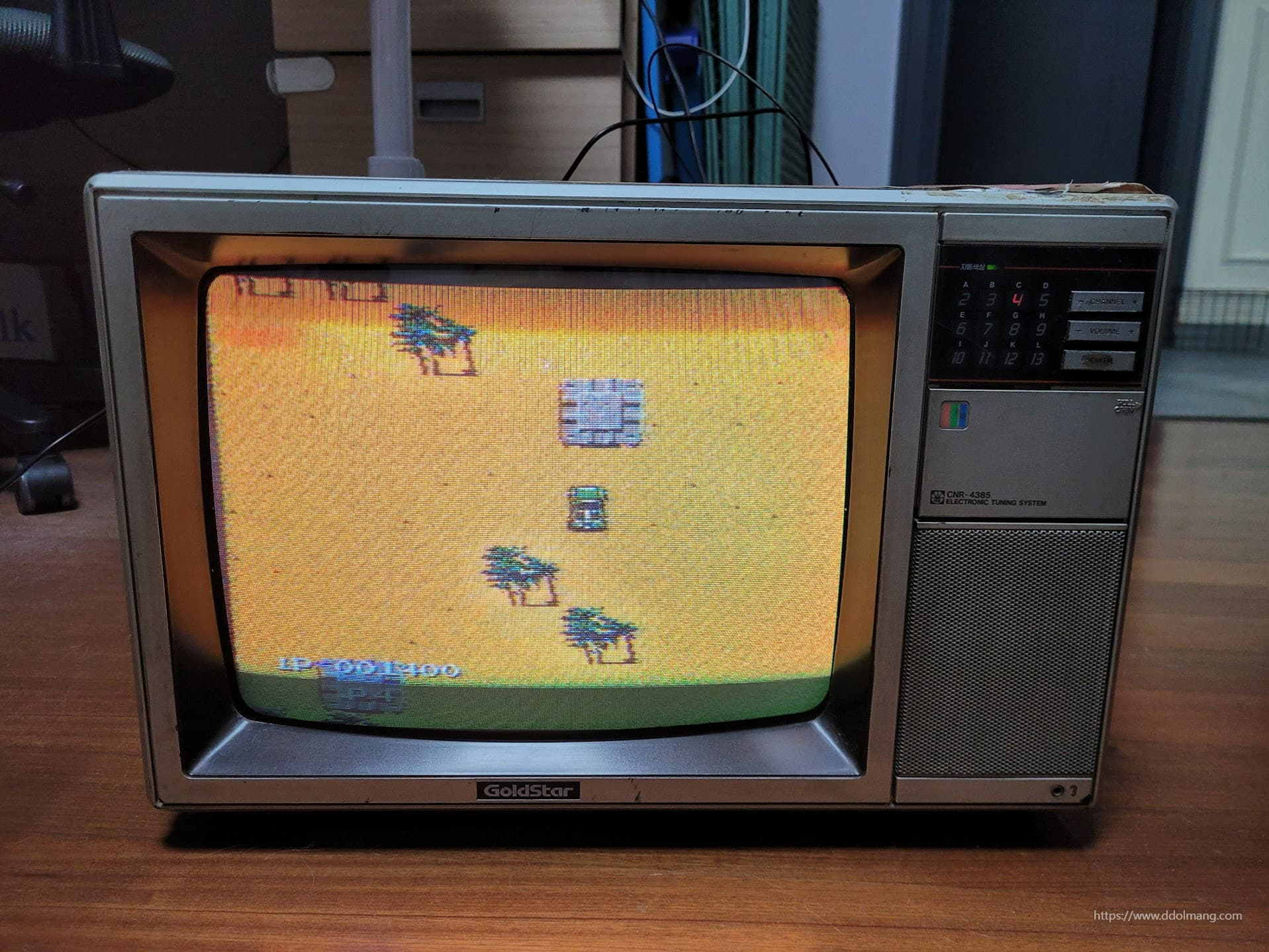 GoldStar 레트로 브라운관 TV 픽셀화된 사막 레이싱 게임 플레이