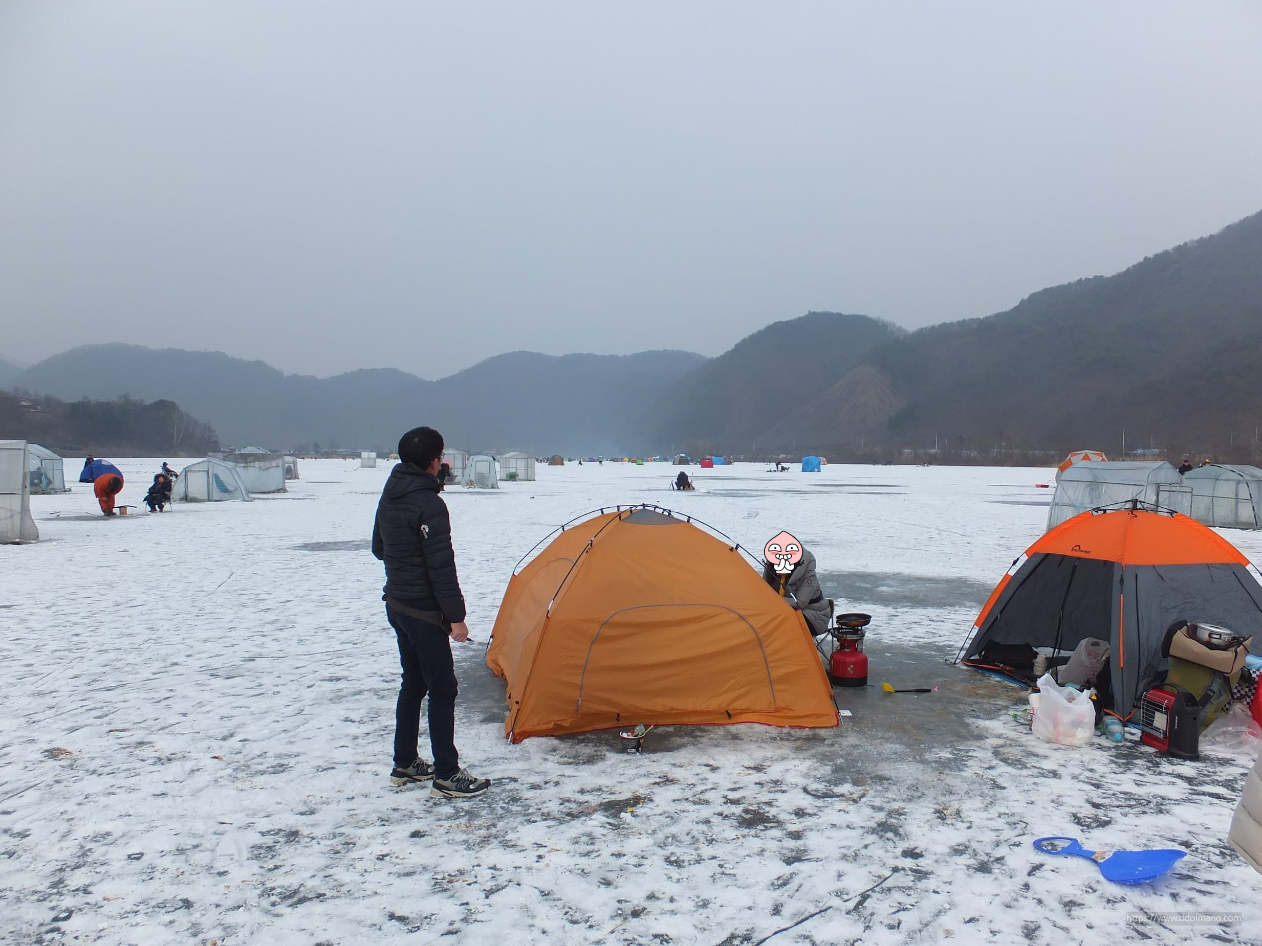 눈 덮인 얼음 호수, 텐트 여럿, 겨울 낚시 풍경