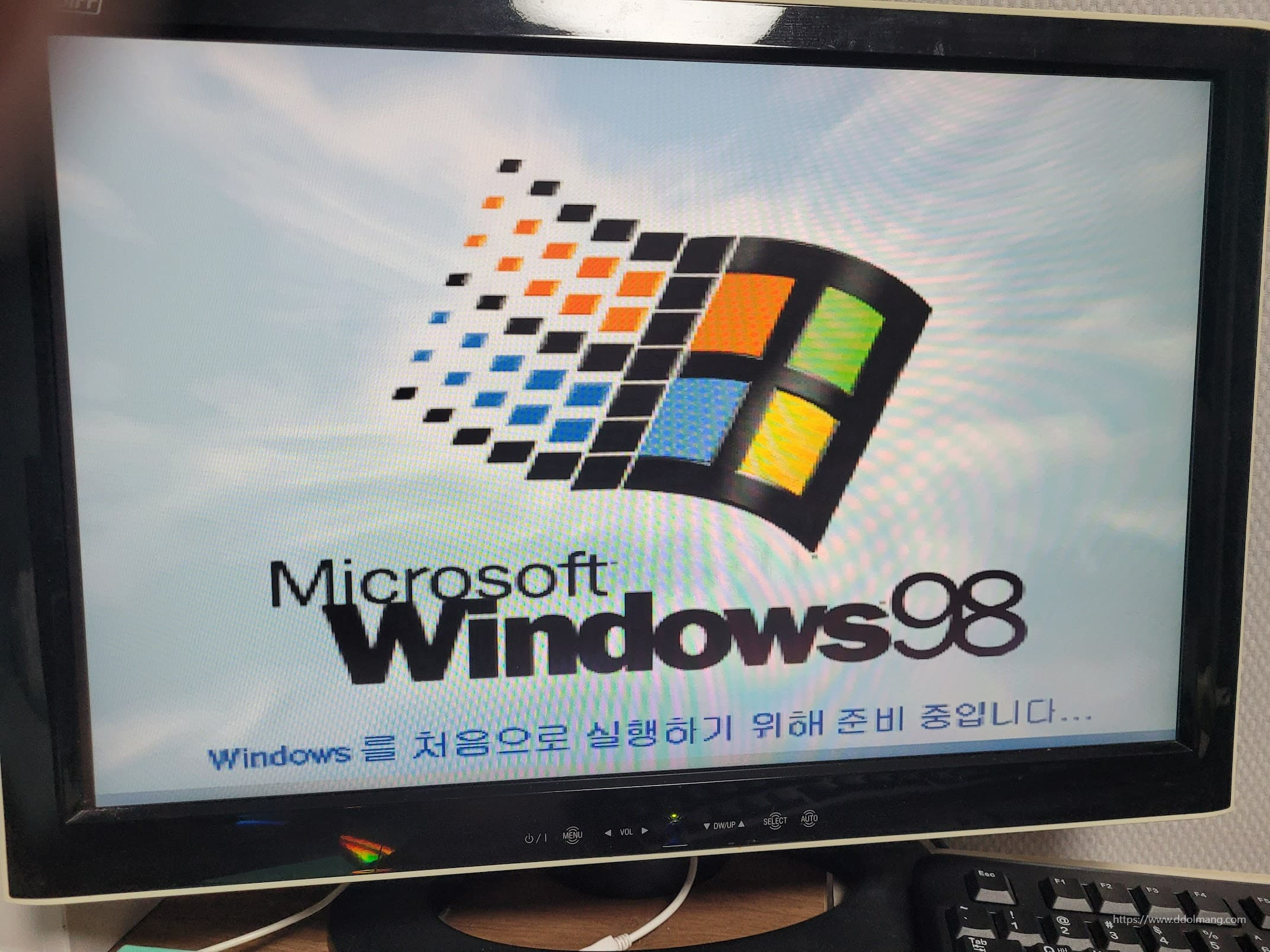 흑색 베젤 구형 모니터, Microsoft Windows 98 부팅 화면