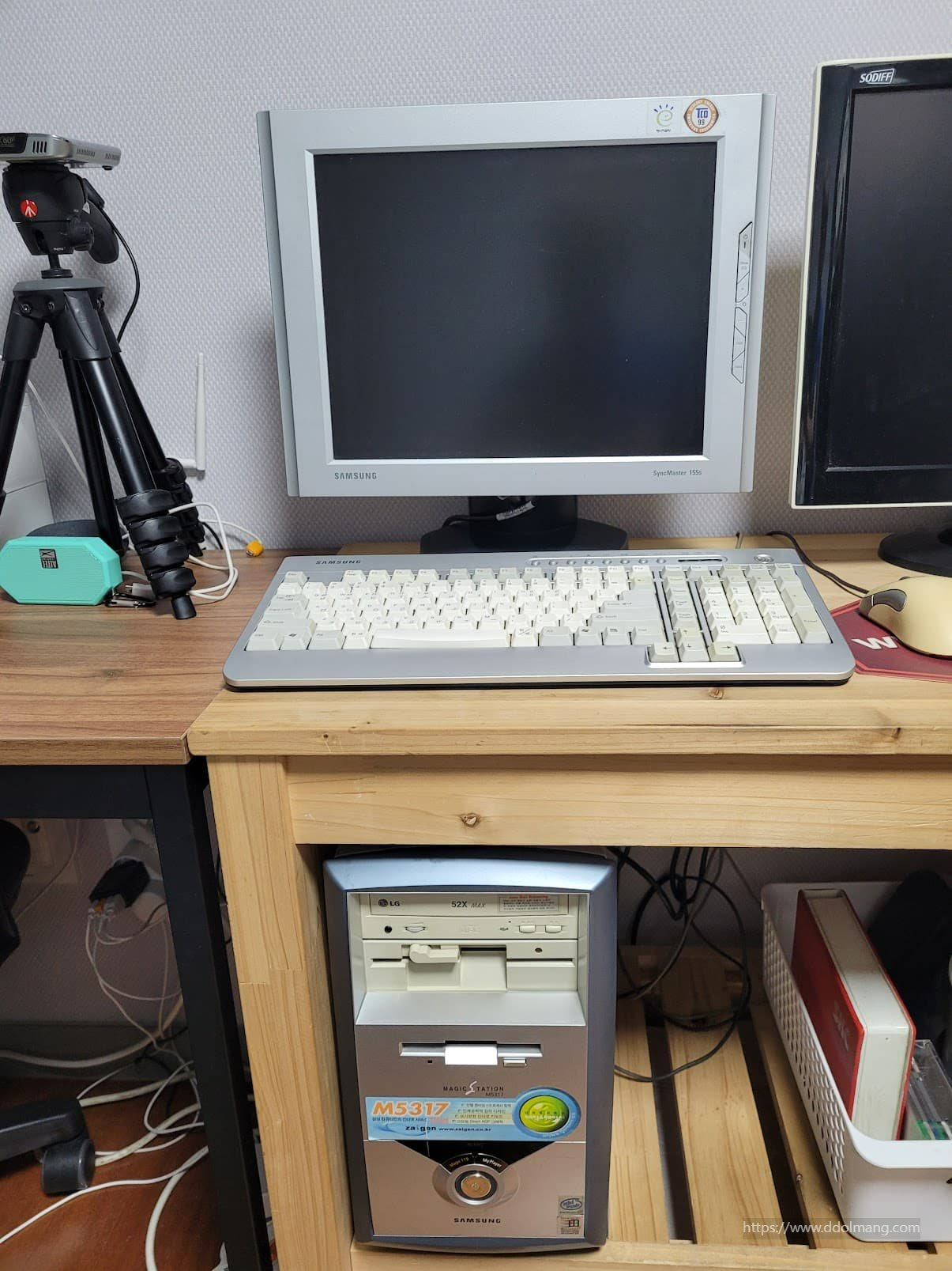 오래된 CRT 모니터, 키보드, PC 본체 갖춘 복고풍 컴퓨터 책상