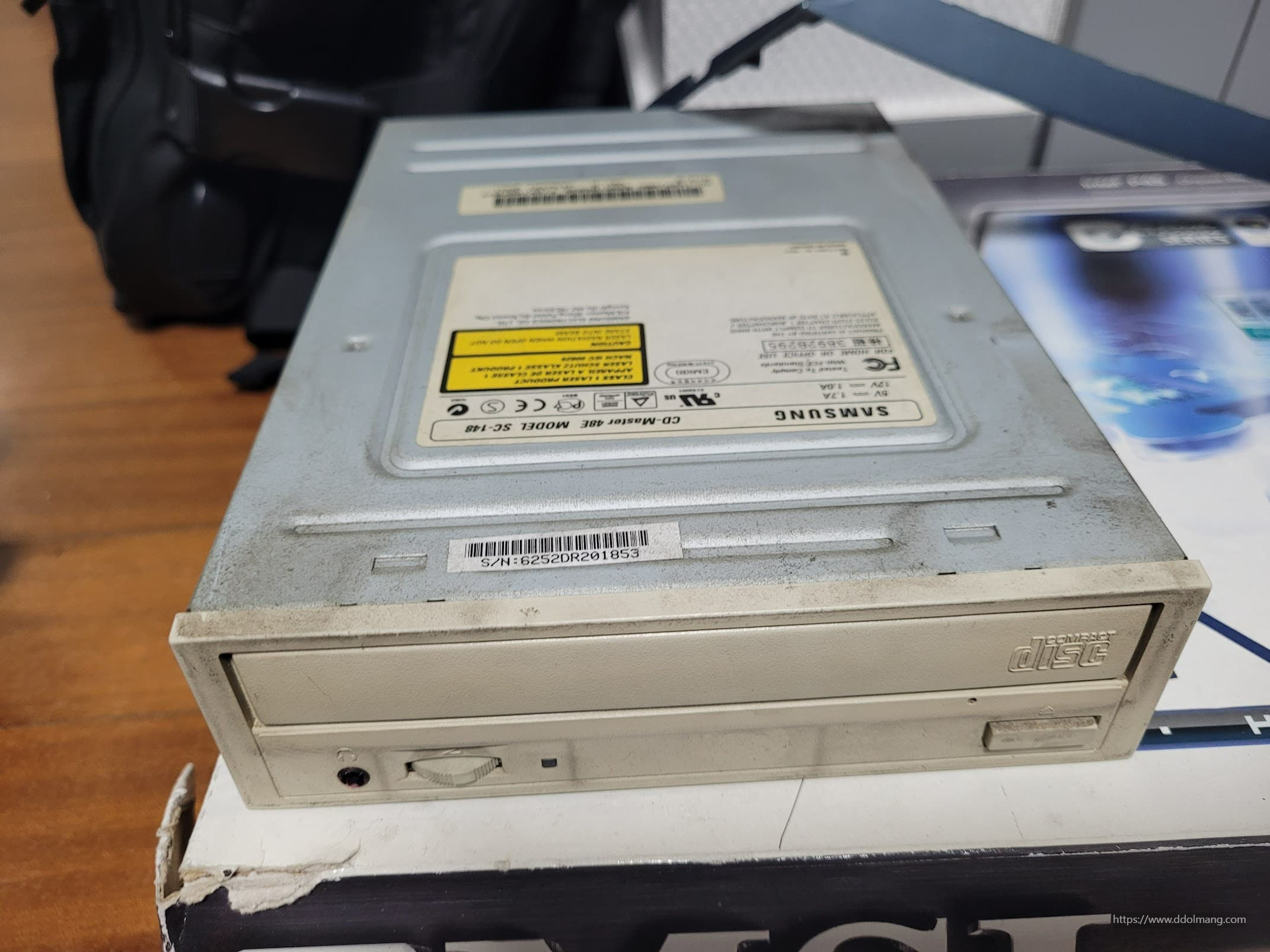 먼지 낀 삼성 CD-ROM 드라이브, 컴팩트 디스크 로고 표시.