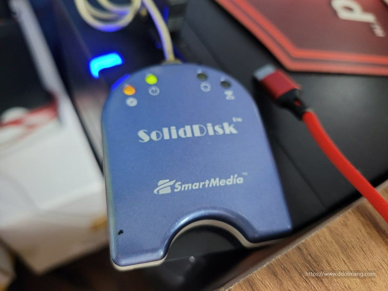 파란색 SolidDisk SmartMedia 리더기, 켜진 표시등, 빨간색 케이블