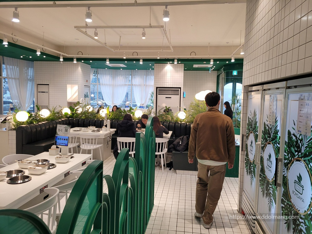 녹색 테마 레스토랑, 흰색 타일 벽, 식물 장식, 솥 테이블