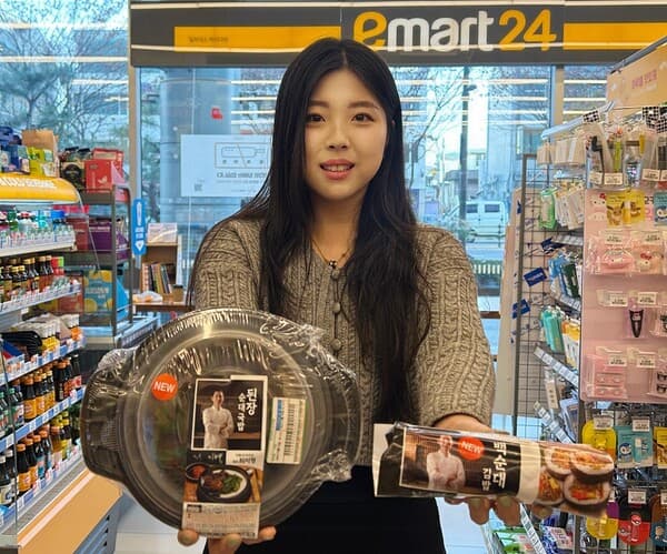 Emart24 신제품 간편식과 순대 홍보, 밝은 미소