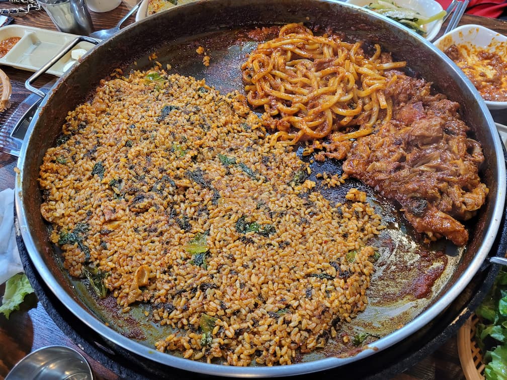철판 위 닭갈비, 쫄면, 볶음밥 푸짐한 매콤 한식
