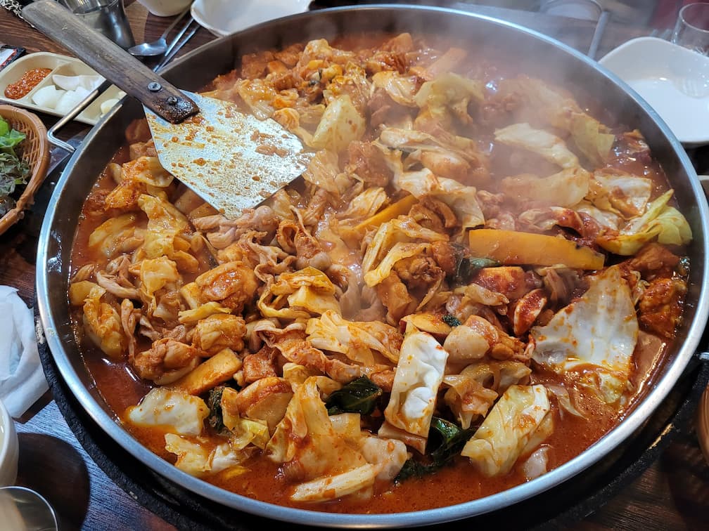 큰 팬 끓는 매콤 닭갈비, 양배추, 닭, 주걱, 김 모락모락
