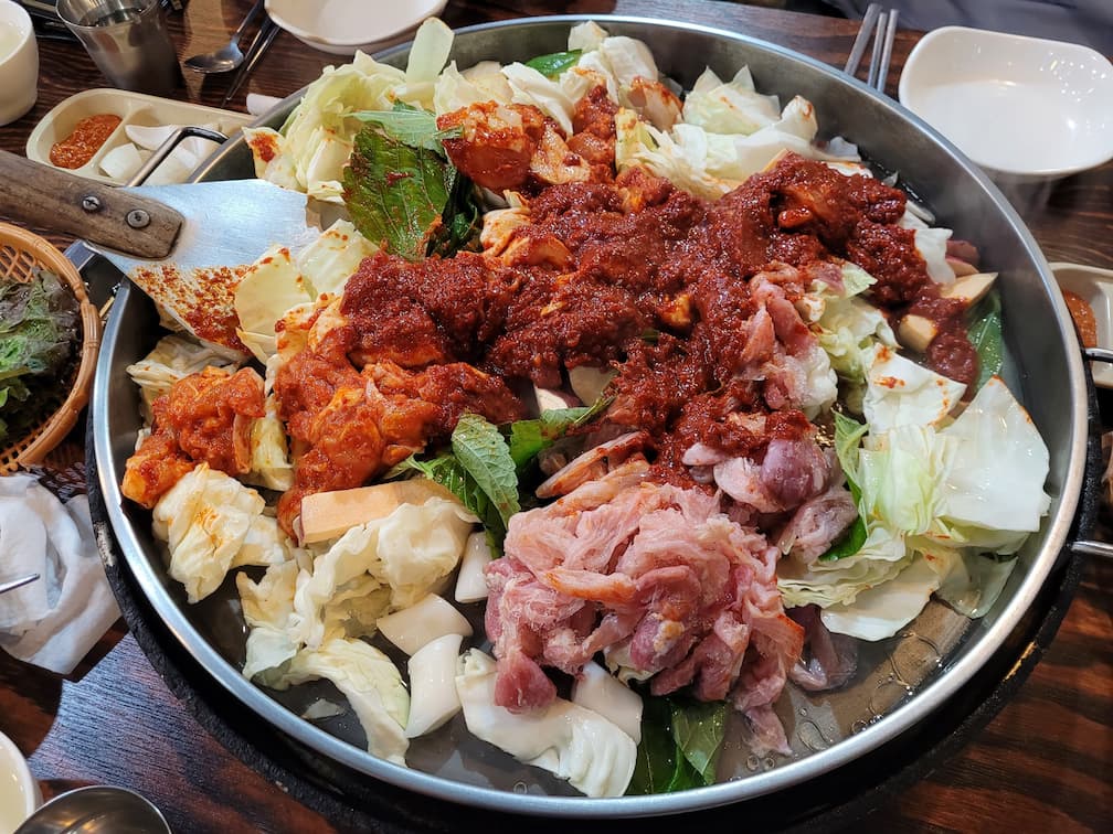 철판 닭갈비, 매운 양념, 닭고기, 양배추, 깻잎, 떡