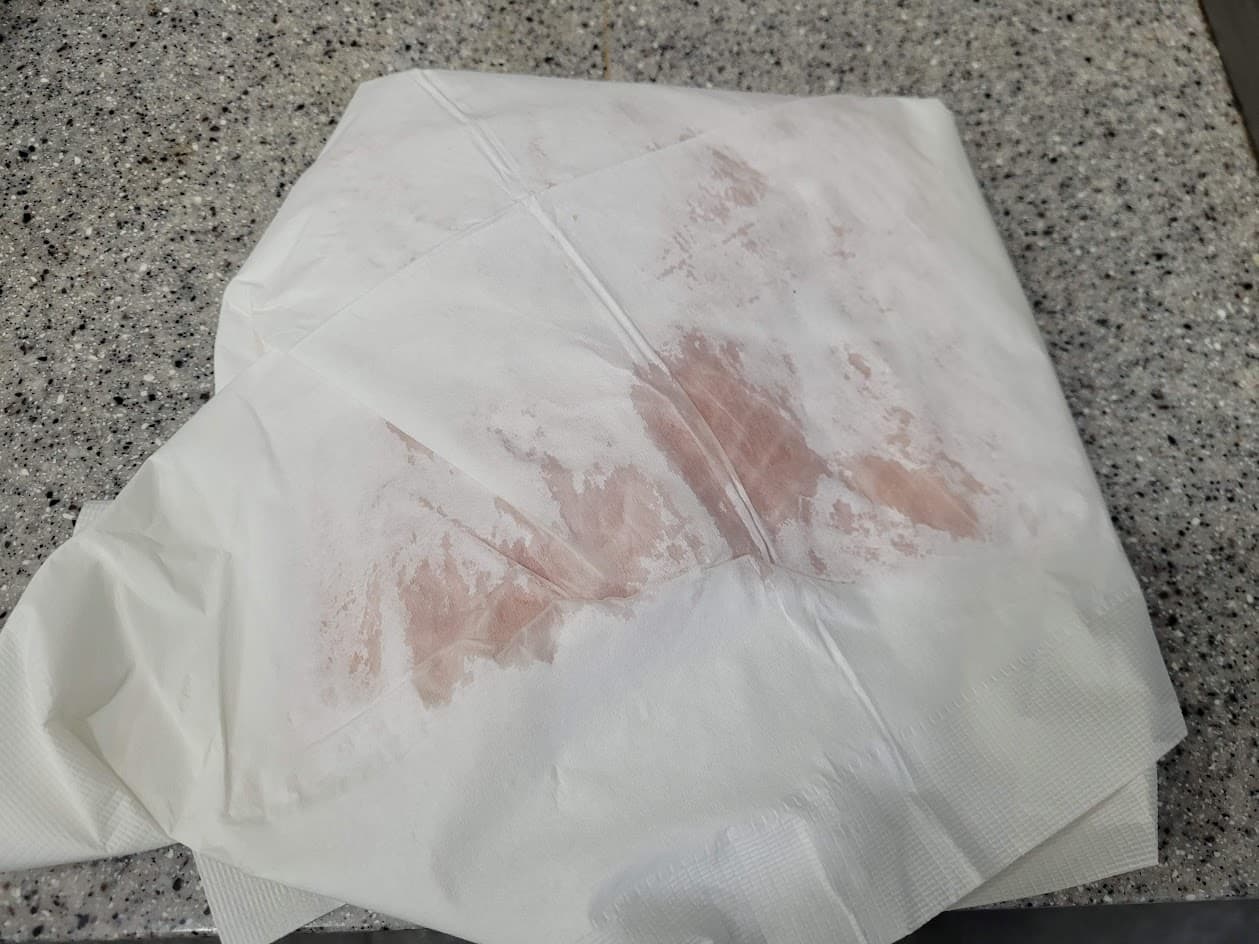 흰색 종이 냅킨 붉은 기름 얼룩 회색 점박이 표면