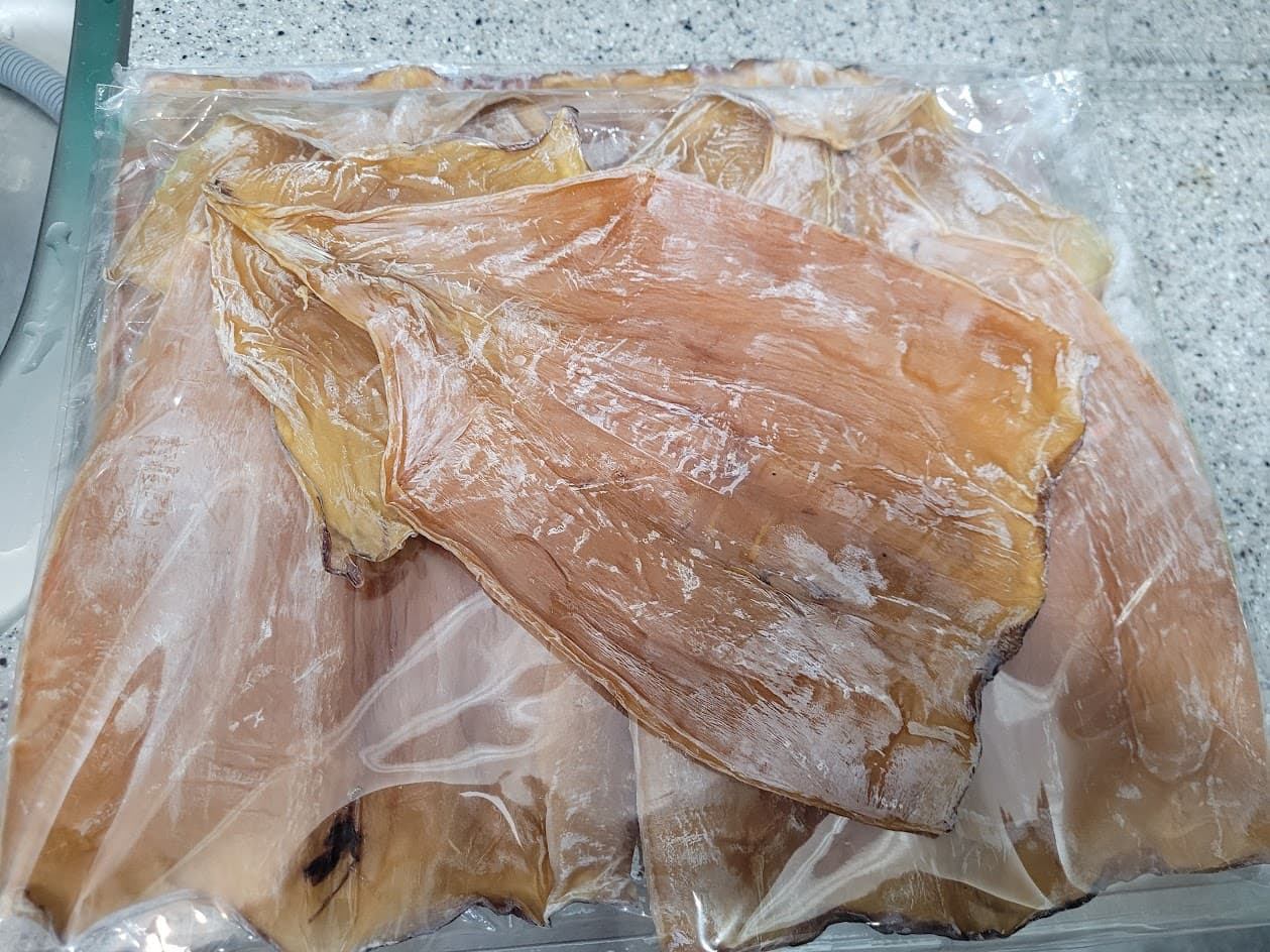 흰 가루 묻은 갈색 마른오징어, 투명 봉투 포장