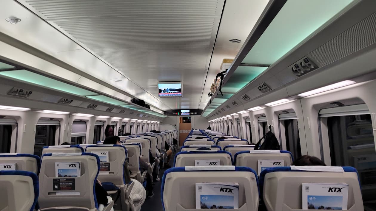 KTX 고속열차 객실, 빈 좌석 많고 일부 승객 착석