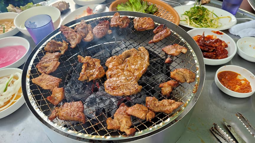 숯불 석쇠에 굽는 양념 돼지갈비, 여러 가지 반찬