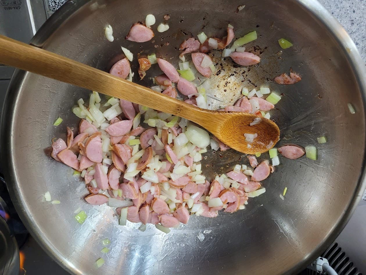 팬에 소시지, 양파, 파 볶는 중, 나무주걱 보임