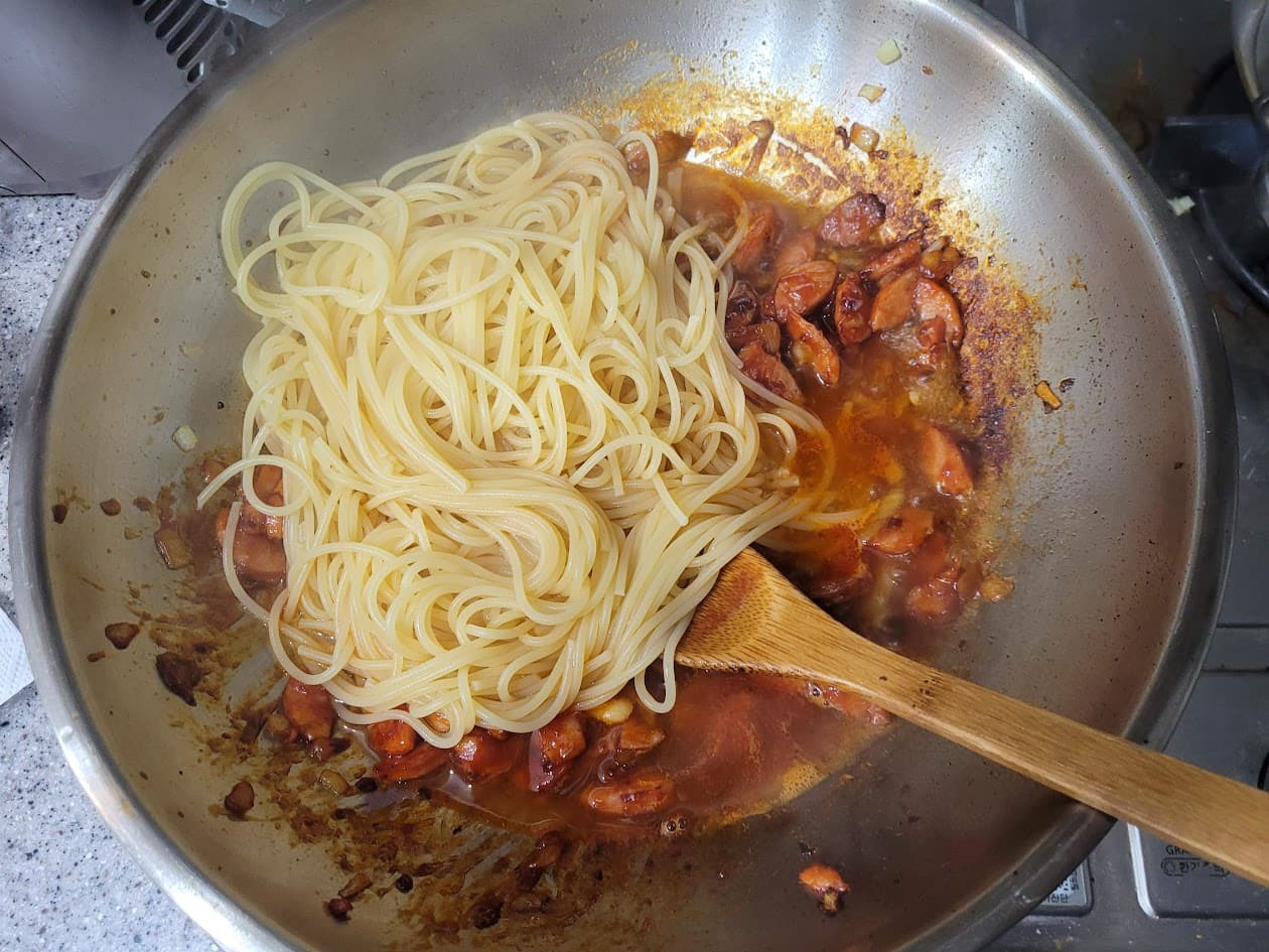 스테인리스 팬 스파게티 면, 소시지 토마토 소스 요리
