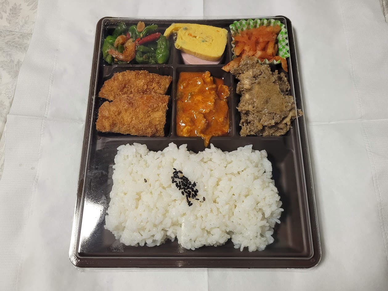 흰쌀밥, 돈까스, 매콤 고기볶음, 불고기, 계란말이, 다양한 반찬 도시락