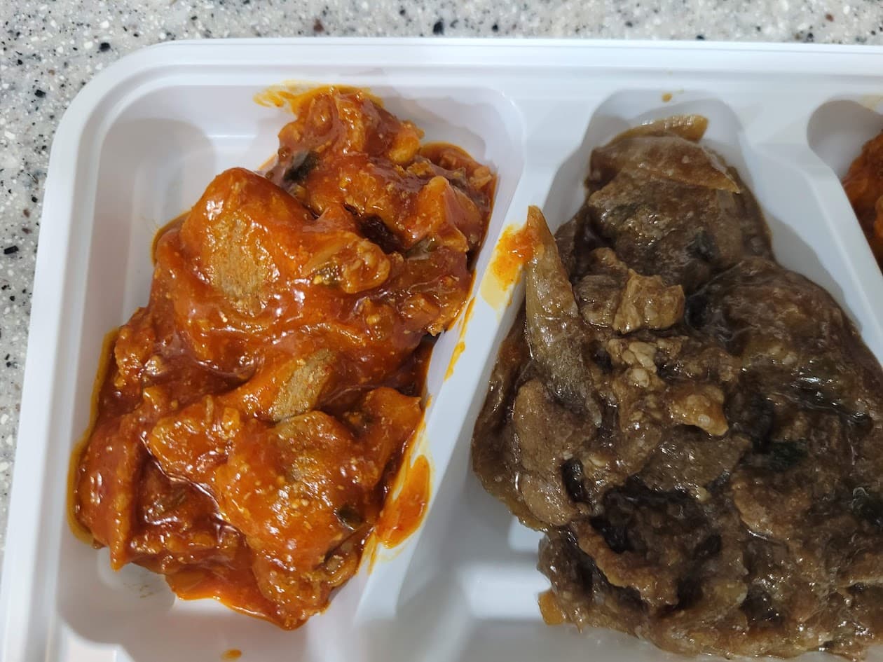 흰색 도시락 속 매콤 어묵볶음, 간장 소스 고기찜 반찬