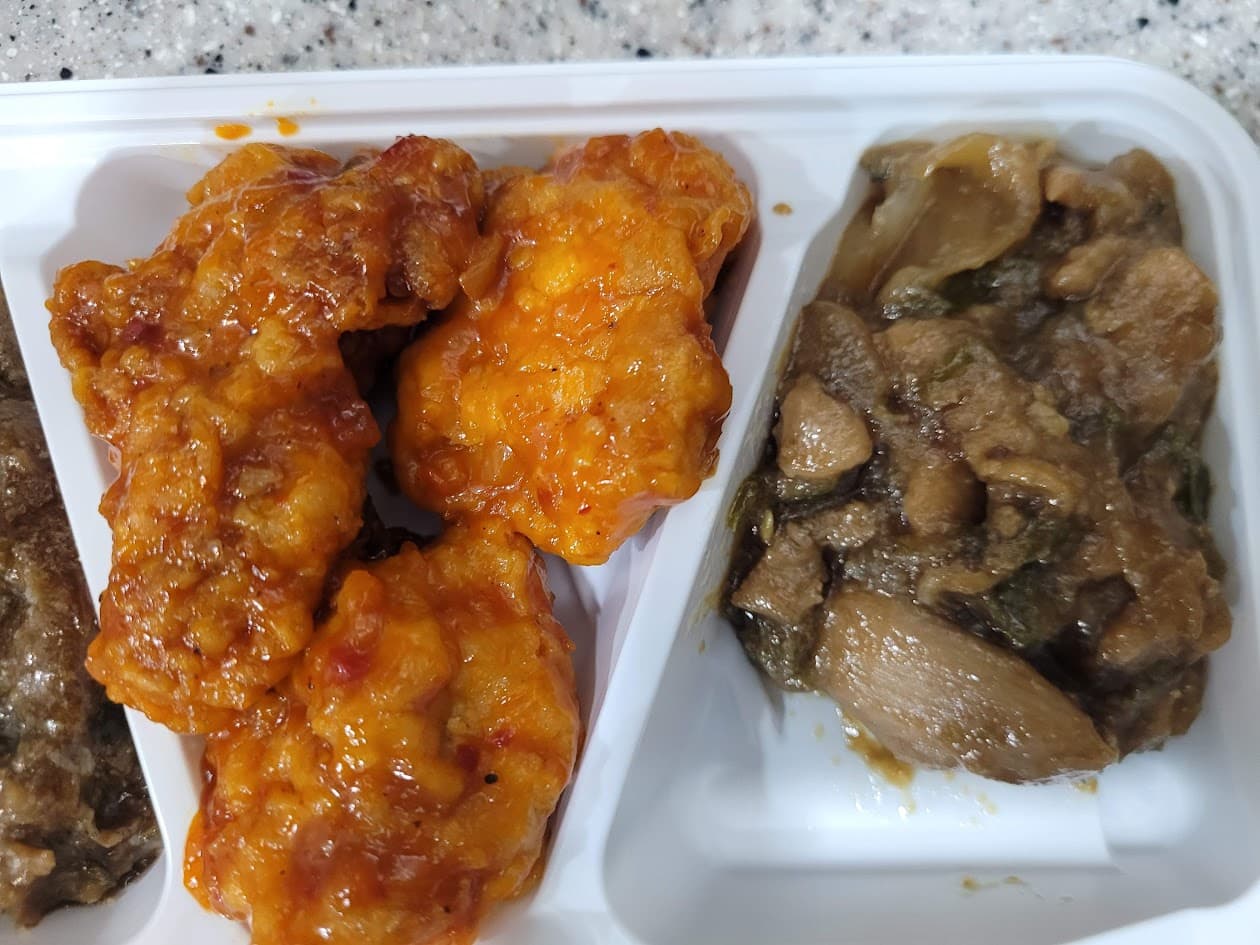 매콤한 양념 닭고기 조각, 버섯과 야채 스튜로 구성된 식사
