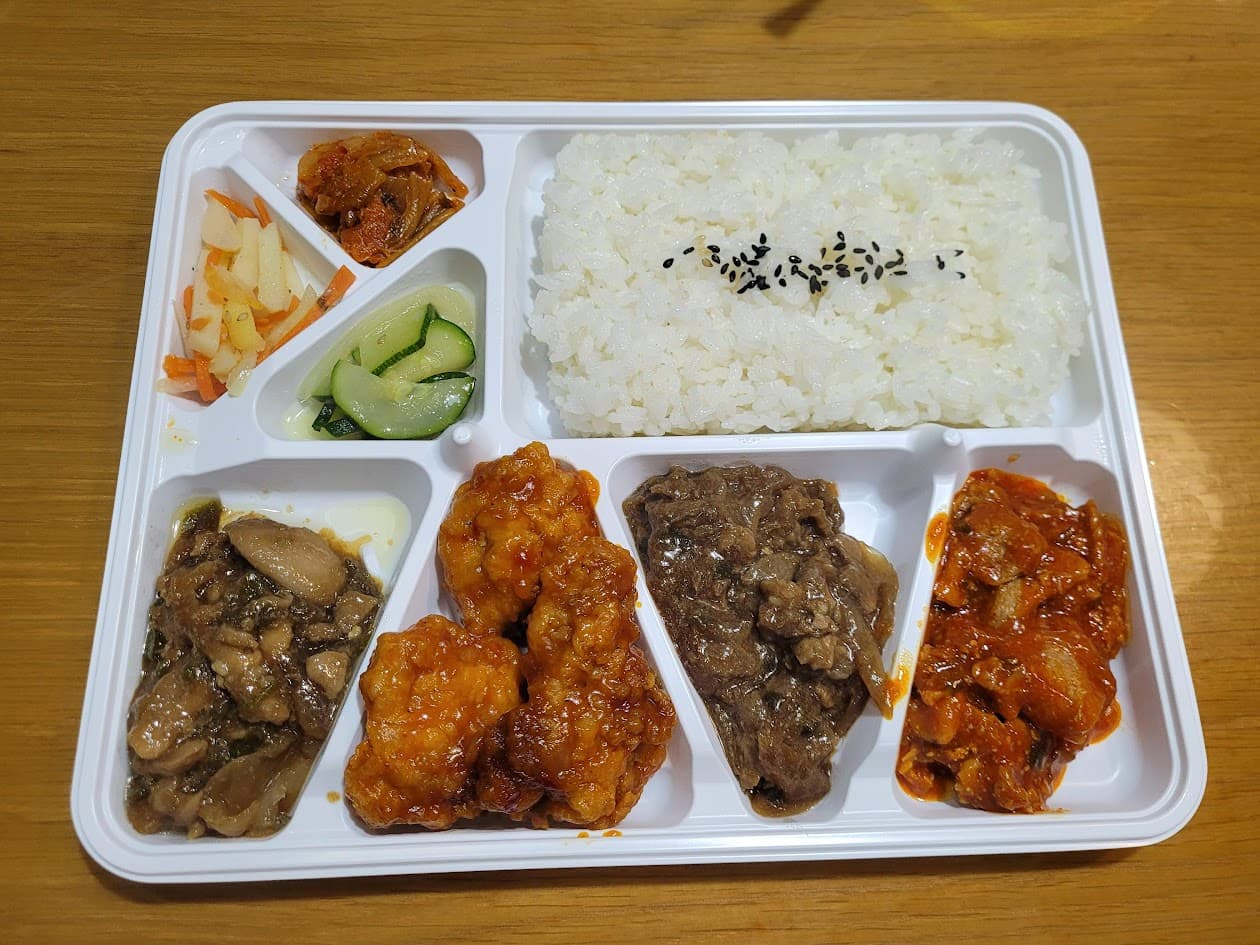 흰색 칸막이 도시락, 밥, 닭강정, 불고기, 제육볶음, 모듬 반찬