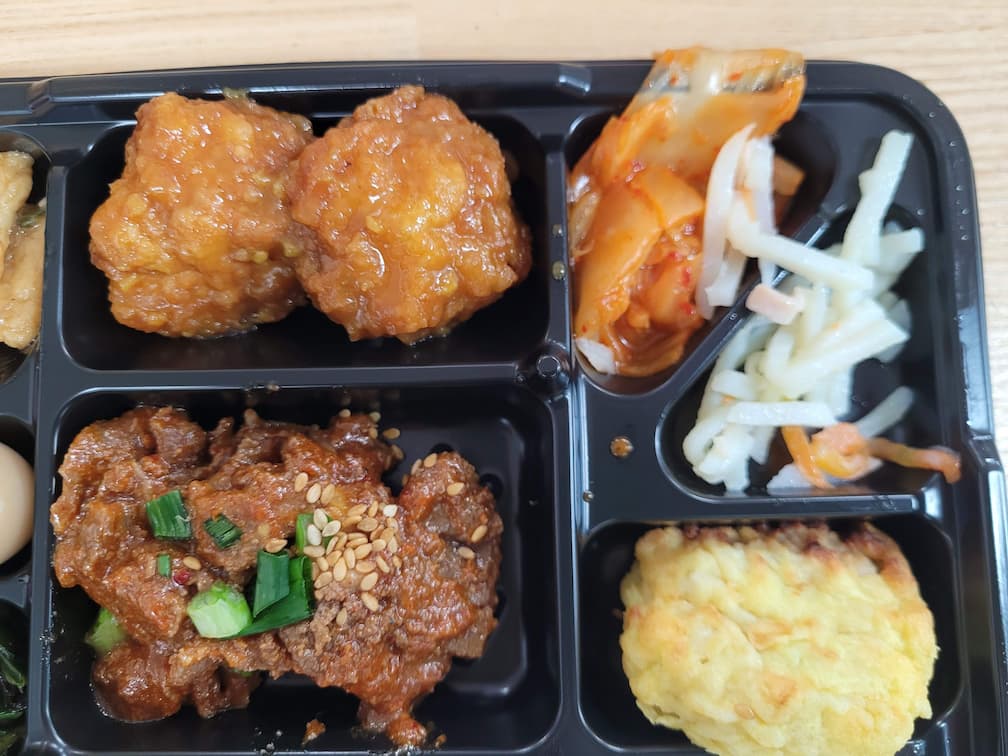 도시락, 닭강정, 김치, 갈비찜, 계란말이, 다양한 한국 반찬