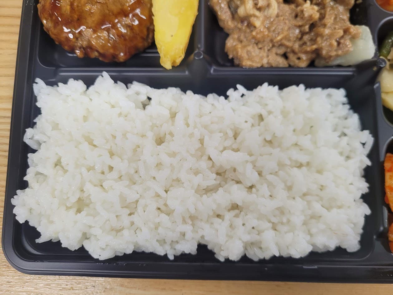검은 도시락 속 흰 쌀밥, 햄버그 스테이크, 불고기, 김치