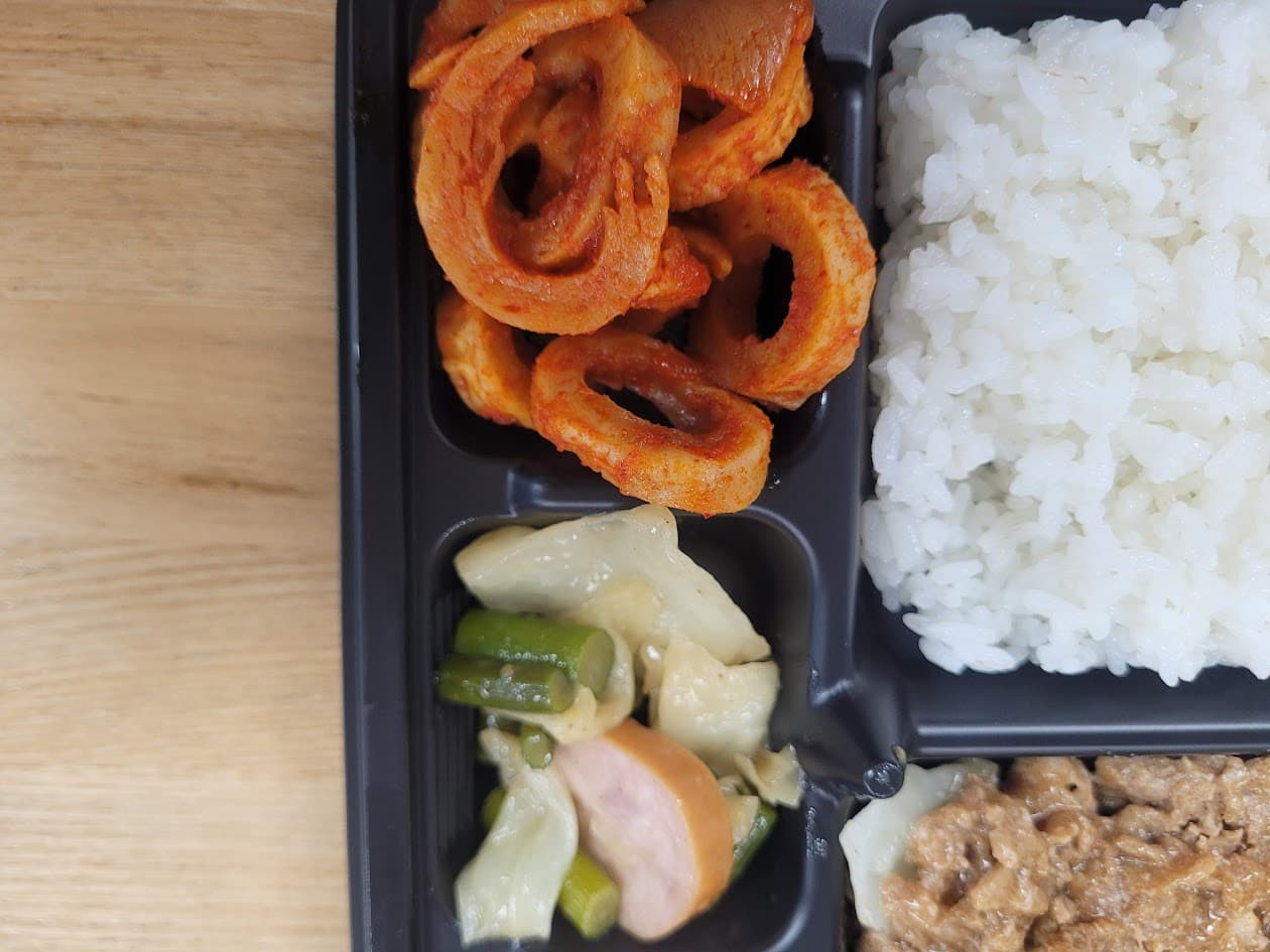 플라스틱 도시락, 흰쌀밥, 매콤 어묵, 채소, 소시지, 다진 고기