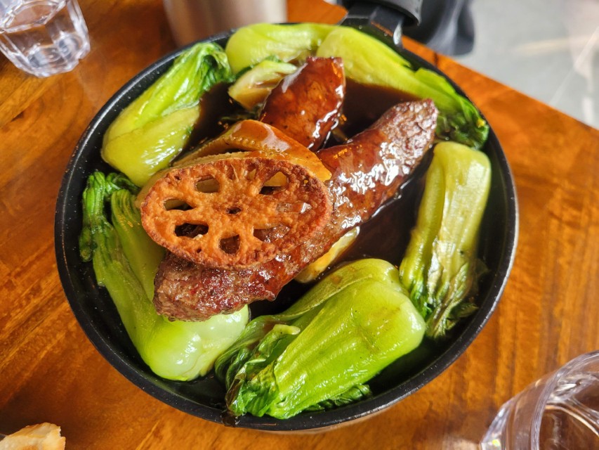 윤기 흐르는 소갈비찜, 청경채, 바삭한 연근튀김 팬 요리