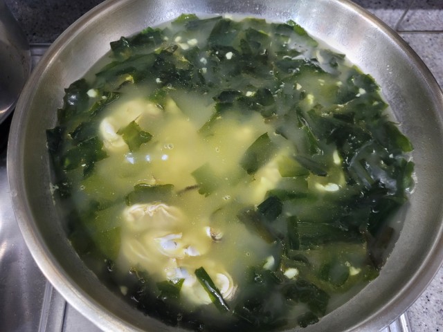 냄비 속 따뜻한 미역국, 하얀 조개와 해조류