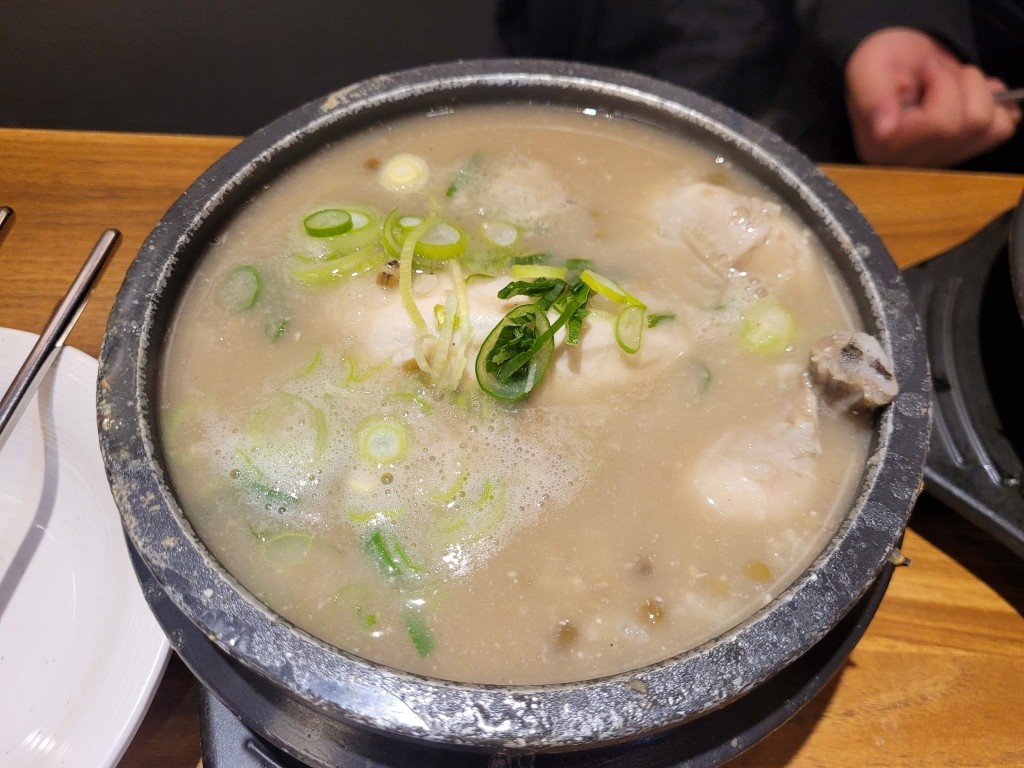 뜨거운 검은 돌솥 삼계탕, 파 고명 닭고기 수프