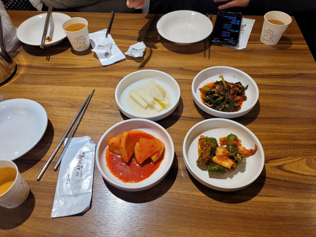 다양한 한식 반찬 원목 식탁, 젓가락, 빈 접시.
