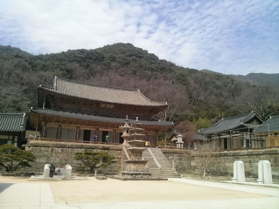 산 배경 한국 전통 사찰, 대웅전, 다층 석탑, 고즈넉한 풍경